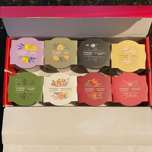 YANKEE CANDLE, 8-Variety Filled Mini Box of Jar Candles ea 1.3oz (37g) NWT & BOX